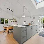 펜션 Fantastic In Sondervig With Outdoor Sauna, Outdoor Shower, And Wilderness Bath 링쾨빙